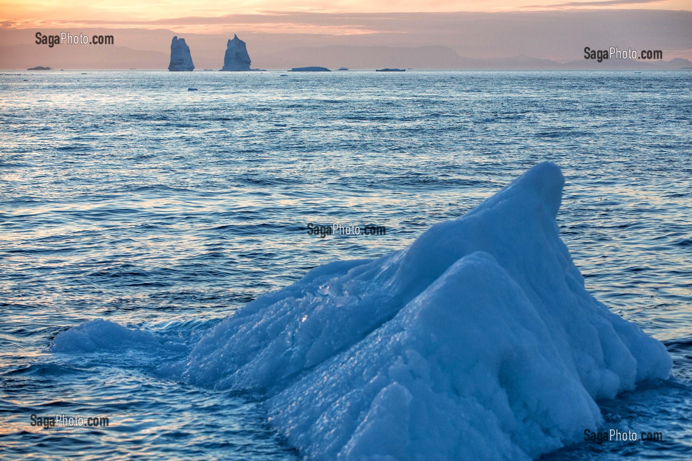 ICEBERGS DU FJORD DE GLACE, GLACIER JAKOBSHAVN, LONG DE 65 KILOMETRES PROVENANT DE L’INLANDSIS, SERMEQ KUJALLEQ, ILULISSAT, GROENLAND 