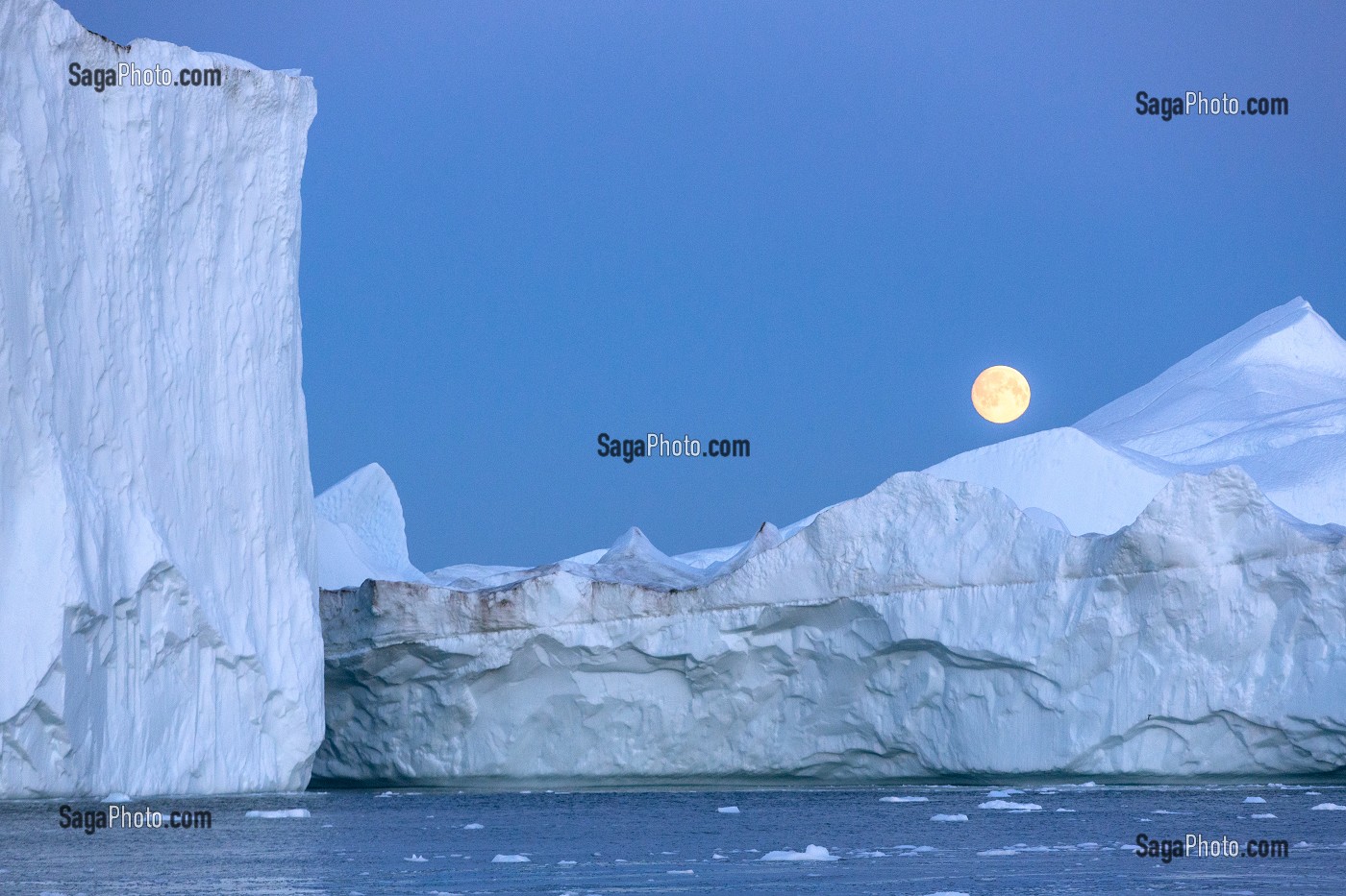 LEVER DE LUNE APRES LE COUCHER DE SOLEIL SUR LES ICEBERGS DU FJORD DE GLACE, GLACIER JAKOBSHAVN, LONG DE 65 KILOMETRES PROVENANT DE L’INLANDSIS, SERMEQ KUJALLEQ, ILULISSAT, GROENLAND 