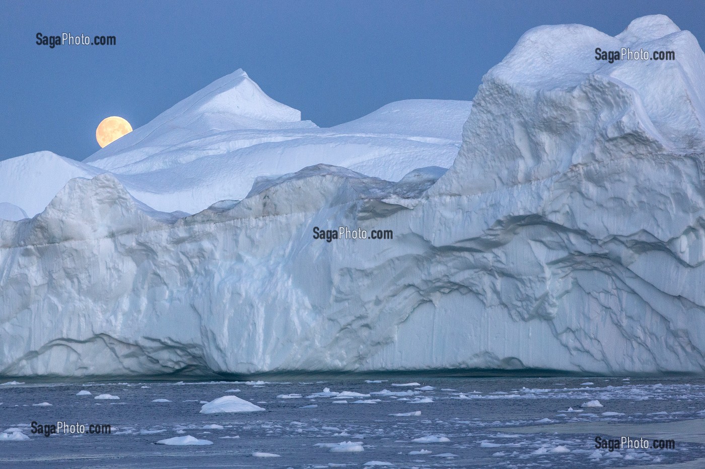 LEVER DE LUNE APRES LE COUCHER DE SOLEIL SUR LES ICEBERGS DU FJORD DE GLACE, GLACIER JAKOBSHAVN, LONG DE 65 KILOMETRES PROVENANT DE L’INLANDSIS, SERMEQ KUJALLEQ, ILULISSAT, GROENLAND 