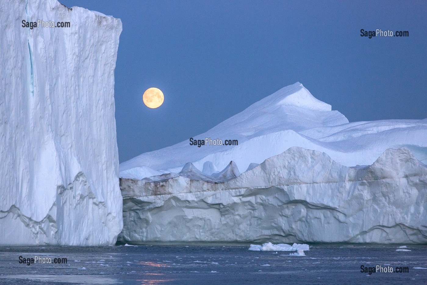 LEVER DE LUNE APRES LE COUCHER DE SOLEIL SUR LES ICEBERGS DU FJORD DE GLACE, GLACIER JAKOBSHAVN, LONG DE 65 KILOMETRES PROVENANT DE L’INLANDSIS, SERMEQ KUJALLEQ, ILULISSAT, GROENLAND 
