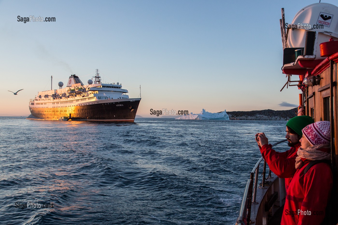 COUPLES DE TOURISTES DEVANT LE COUCHER DE SOLEIL SUR LE BATEAU DE CROISIERE ASTORIA, ILULISSAT, GROENLAND 