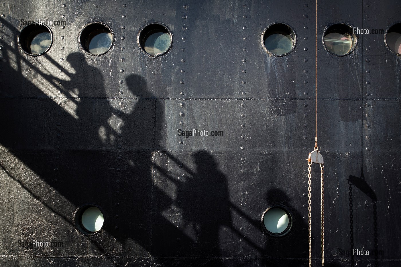 OMBRES DES PASSAGERS SUR LA PASSERELLE POUR MONTER A BORD, BATEAU DE CROISIERE ASTORIA, GROENLAND 