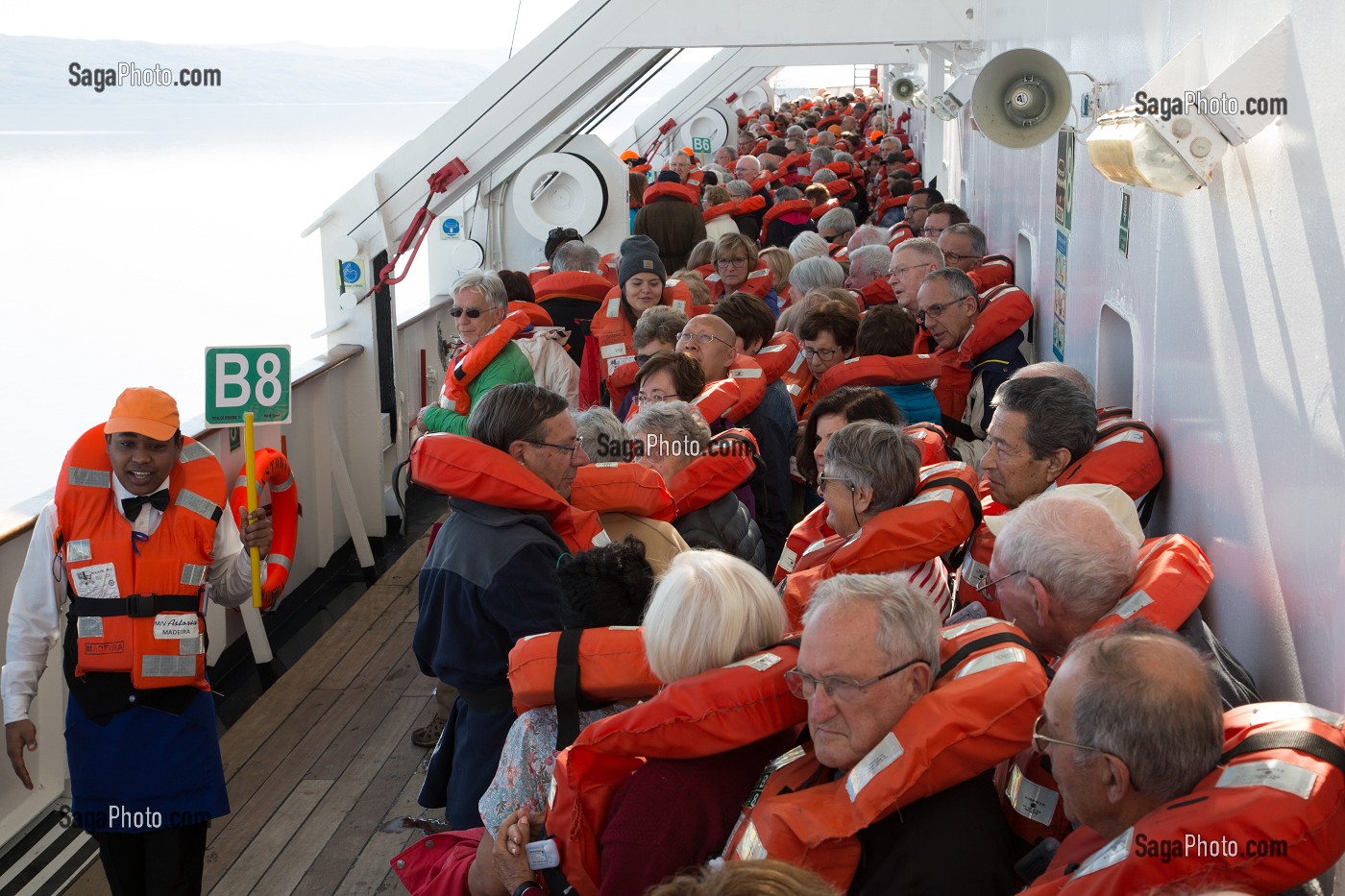 EXERCICE DE SECOURS D'EVACUATION AVEC LE GILET DE SAUVETAGE, BATEAU DE CROISIERE ASTORIA, KANGERLUSSUAQ, GROENLAND 