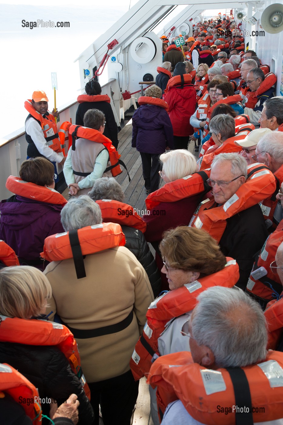 EXERCICE DE SECOURS D'EVACUATION AVEC LE GILET DE SAUVETAGE, BATEAU DE CROISIERE ASTORIA, KANGERLUSSUAQ, GROENLAND 