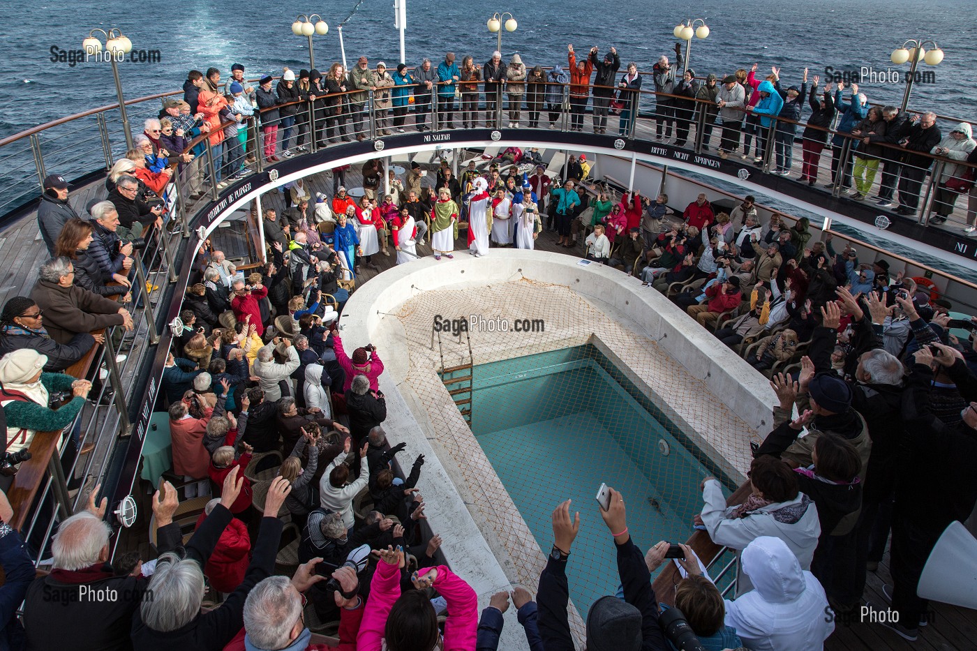 CEREMONIE FESTIVE POUR LA PASSAGE DU CERCLE POLAIRE A BORD DE L'ASTORIA, GROENLAND 