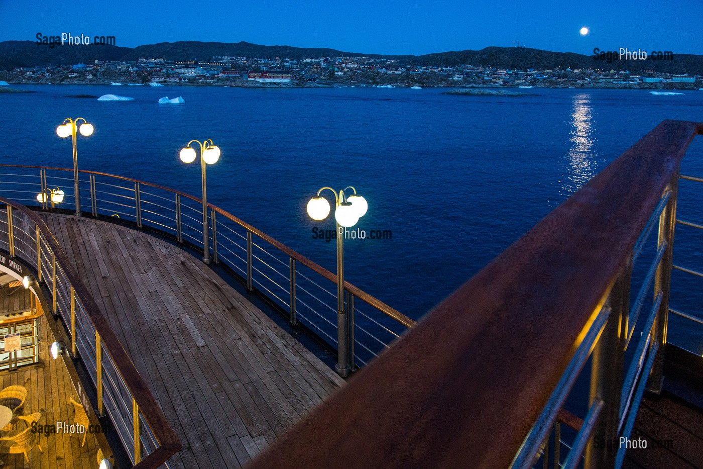 PONT ECLAIRE AVEC LA LUNE, BATEAU DE CROISIERE ASTORIA A L'ANCRE DANS LA BAIE, NUIT ARCTIQUE, ILULISSAT, GROENLAND 