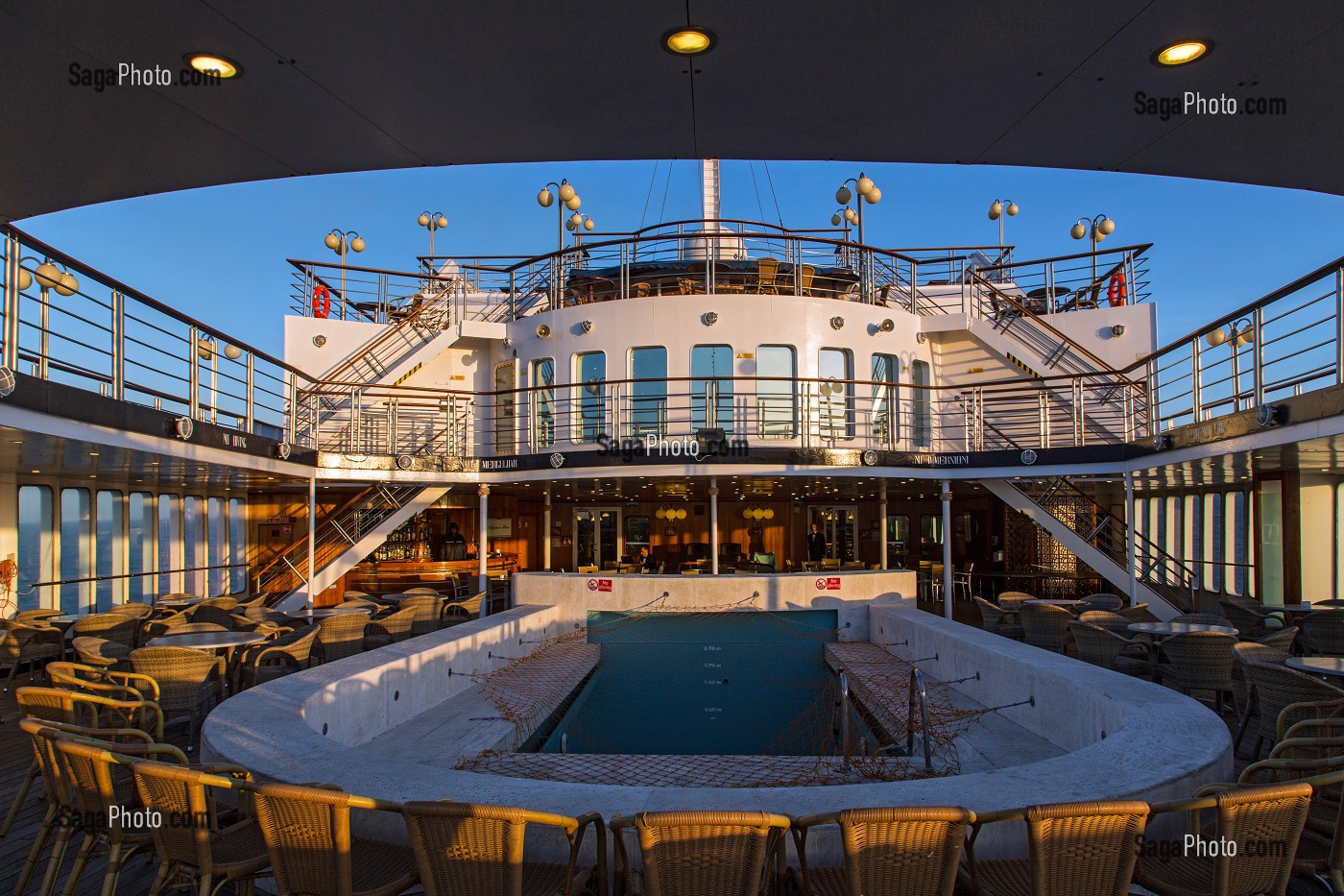 PONT PRINCIPAL AVEC LA PISCINE AU LEVER DU SOLEIL, BATEAU DE CROISIERE ASTORIA, GROENLAND 
