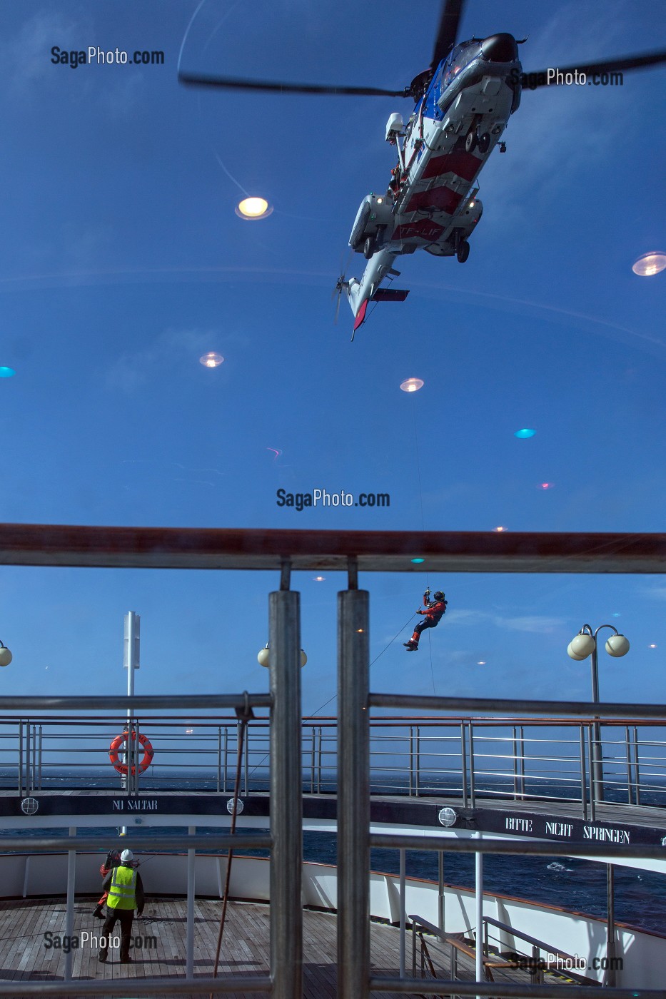 SAUVETAGE HELITREUILLE SUR LE PONT SUPERIEUR POUR UNE PERSONNE VICTIME D'UN MALAISE, BATEAU DE CROISIERE ASTORIA, GROENLAND 