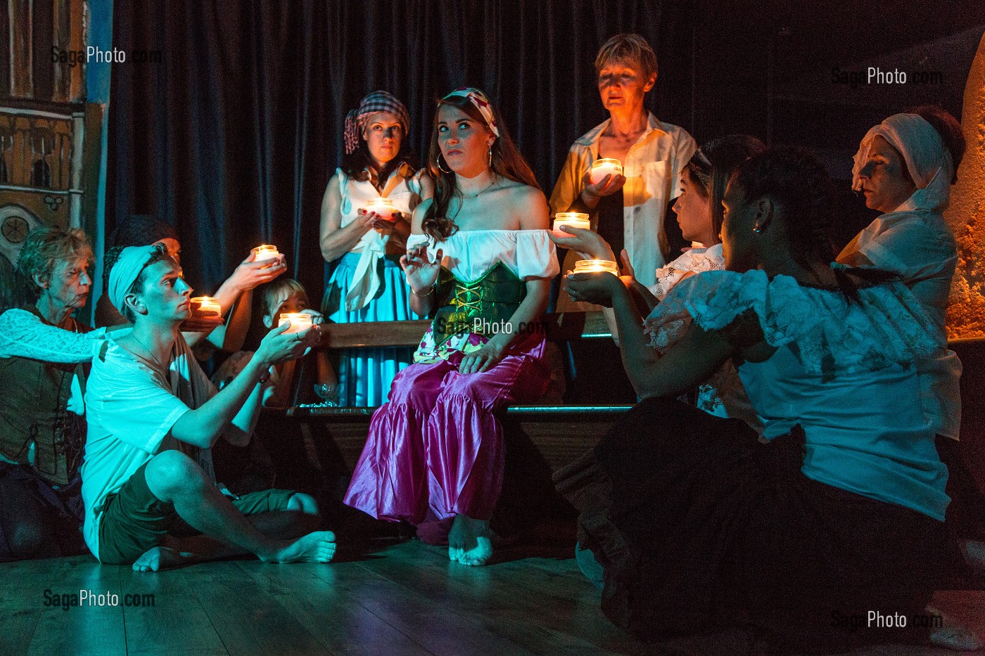 SPECTACLE DE NOTRE DAME DE PARIS, BATEAU DE CROISIERE ASTORIA, GROENLAND 