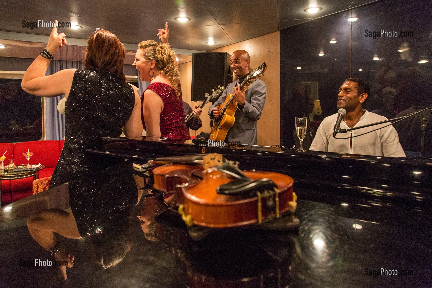 LE PIANO BAR POUR ECOUTER DE LA MUSIQUE ET DANSER, BATEAU DE CROISIERE ASTORIA, GROENLAND 