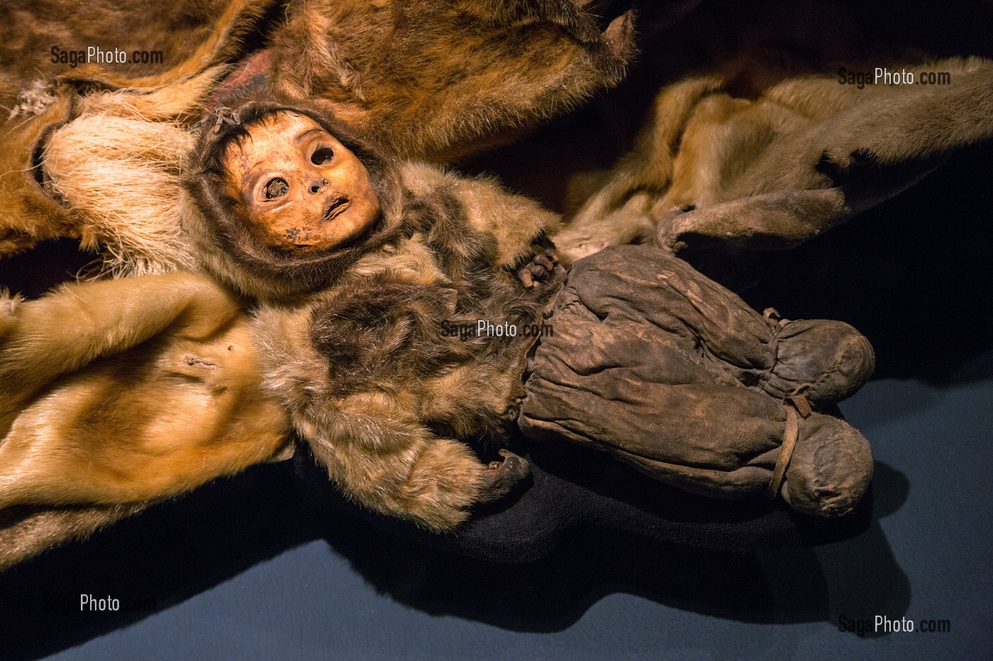 ENFANT MOMIFIE, MOMIES INUITS, MUSEE NATIONAL DE L'ETHNOLOGIE ET DE L'ART INUIT, NUUK, GROENLAND 