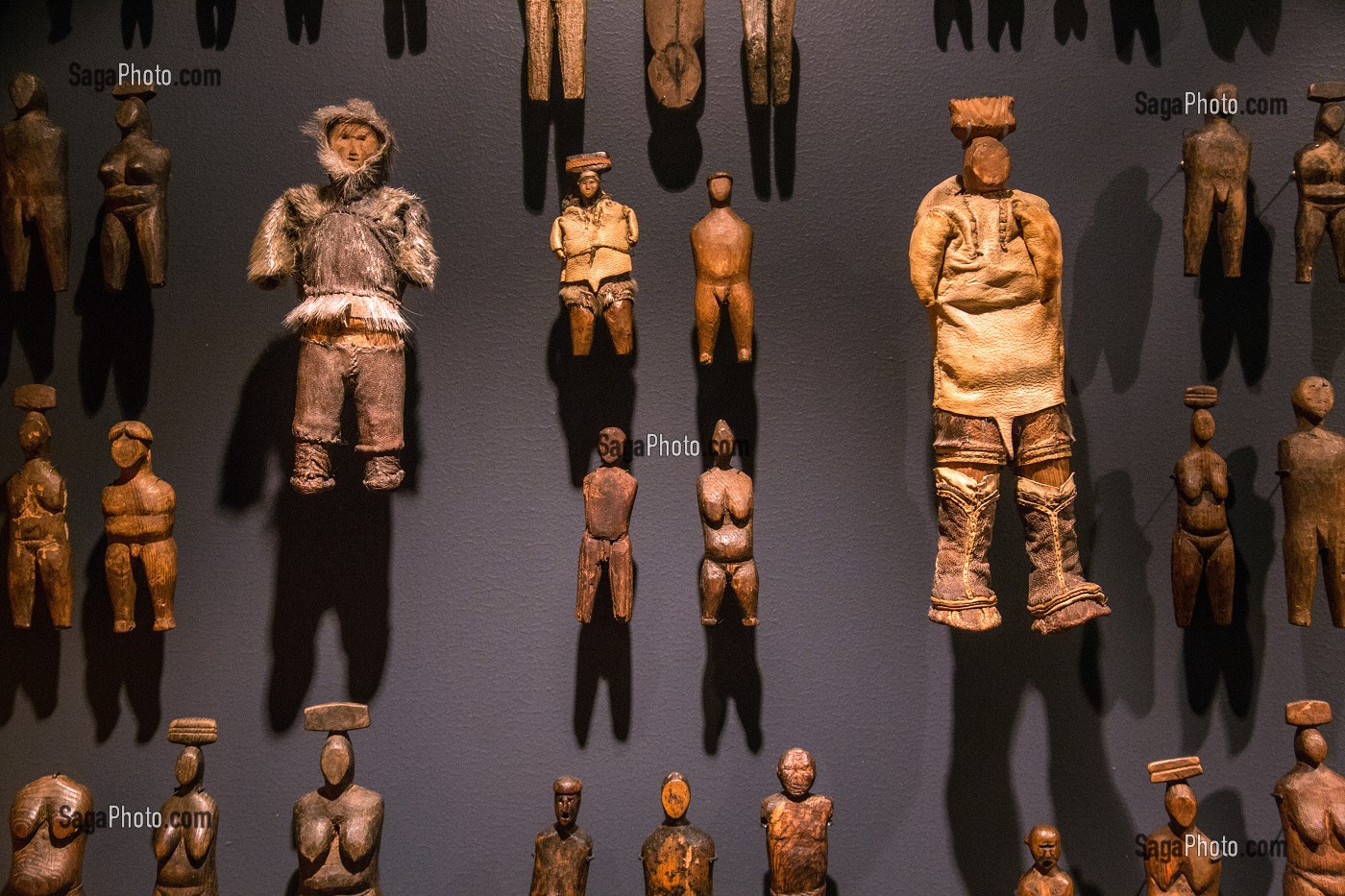 CULTURE INUIT, PERSONNAGES SCULPTES, SCULPTURES EN BOIS, MUSEE NATIONAL DE L'ETHNOLOGIE ET DE L'ART INUIT, NUUK, GROENLAND 