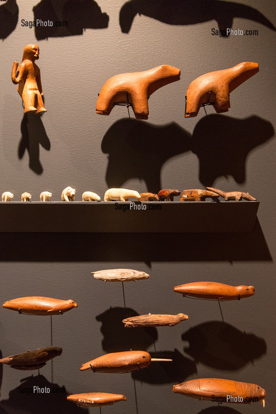 CULTURE INUIT, PERSONNAGES ET ANIMAUX SCULPTES (OURS, BALEINE) SCULPTURES EN BOIS, MUSEE NATIONAL DE L'ETHNOLOGIE ET DE L'ART INUIT, NUUK, GROENLAND 