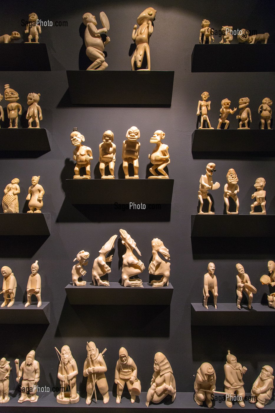 PERSONNAGES SCULPTES, SCULPTURES EN IVOIRE, MUSEE NATIONAL DE L'ETHNOLOGIE ET DE L'ART INUIT, NUUK, GROENLAND 