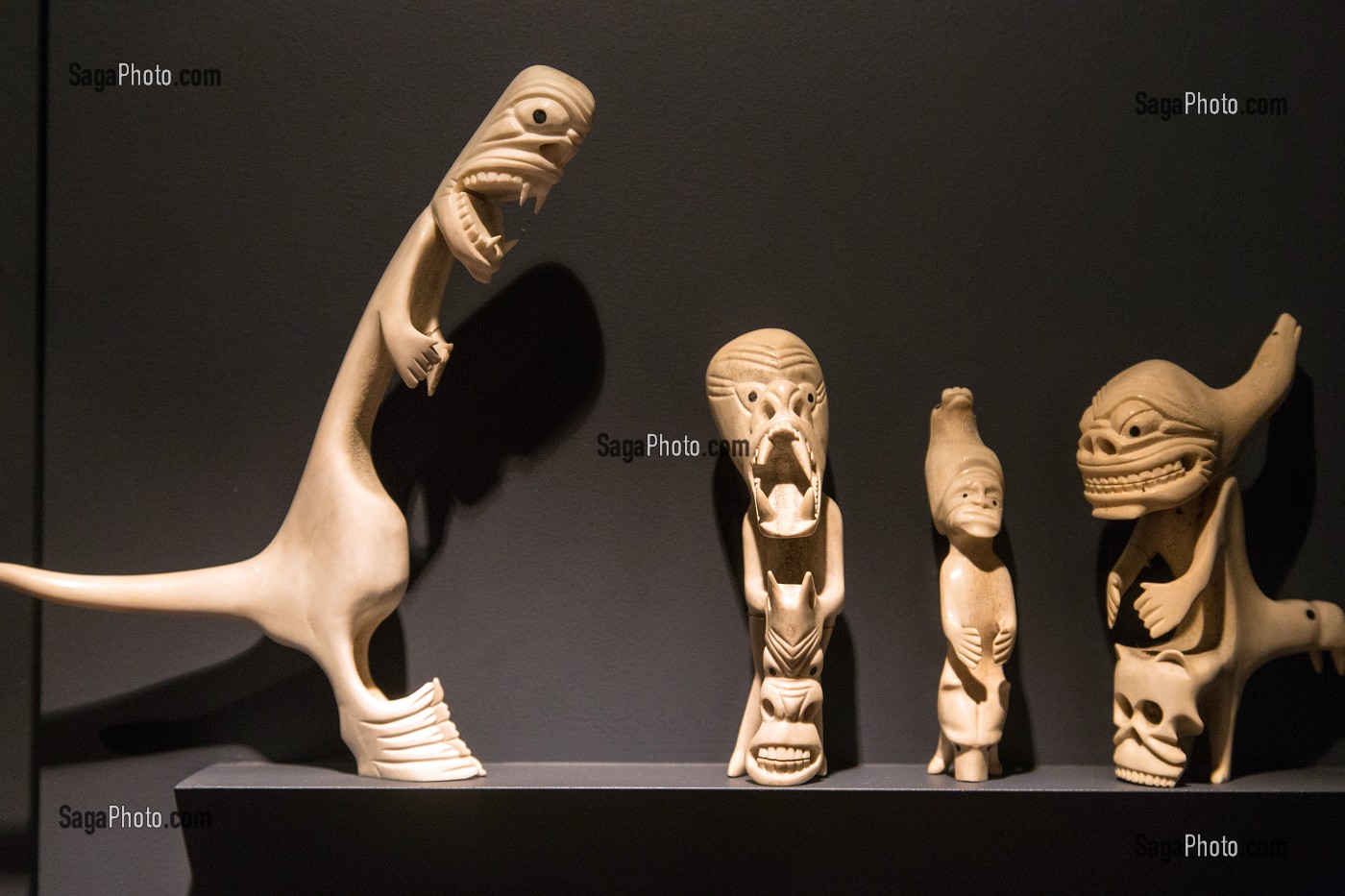 PERSONNAGES SCULPTES, SCULPTURES EN IVOIRE, MUSEE NATIONAL DE L'ETHNOLOGIE ET DE L'ART INUIT, NUUK, GROENLAND 