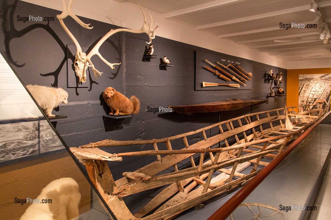 CULTURE INUIT, CHASSEUR OU PECHEUR, BATEAU TRADITIONNEL, MUSEE NATIONAL DE L'ETHNOLOGIE ET DE L'ART INUIT, NUUK, GROENLAND 