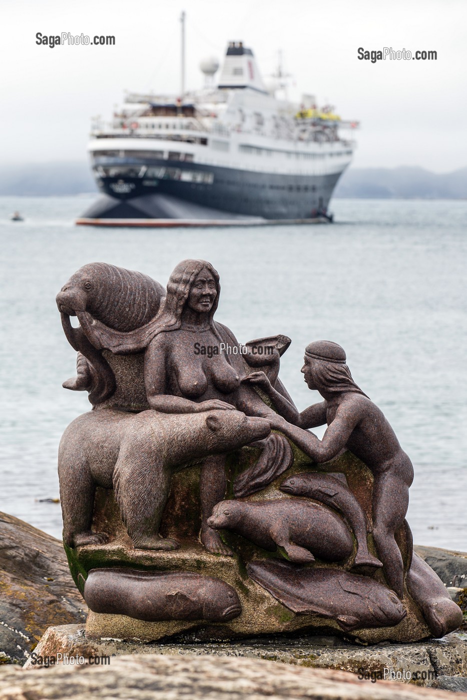 STATUE DE LA LEGENDE DE SEDNA, LA MERE DE LA MER, VIEUX PORT, BATEAU DE CROISIERE ASTORIA, NUUK, GROENLAND 