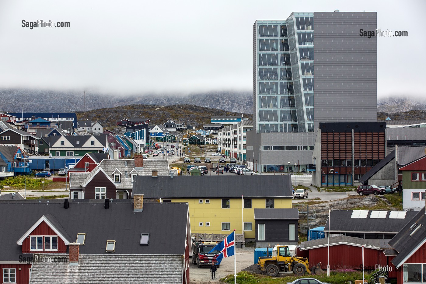 PARLEMENT MODERNE AU MILIEU DES MAISONS COLOREES EN BOIS DE LA VILLE DE  NUUK, CAPITALE DU GROENLAND 