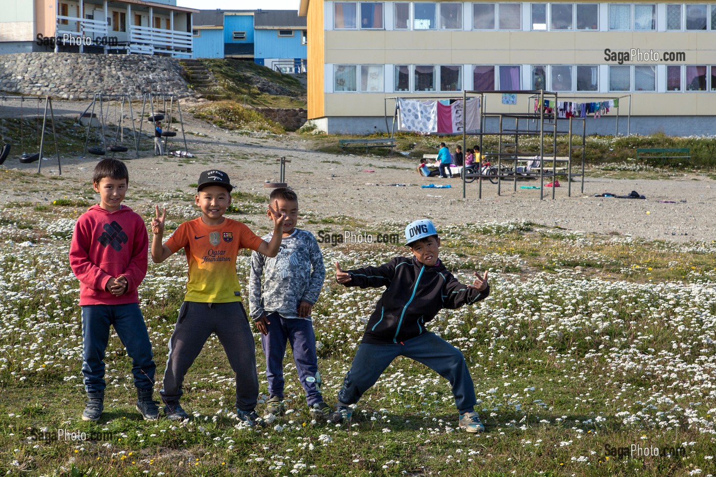 ENFANTS DEVANT LES IMMEUBLES D'HABITATION COLLECTIF EN BOIS, NARSAQ, GROENLAND 