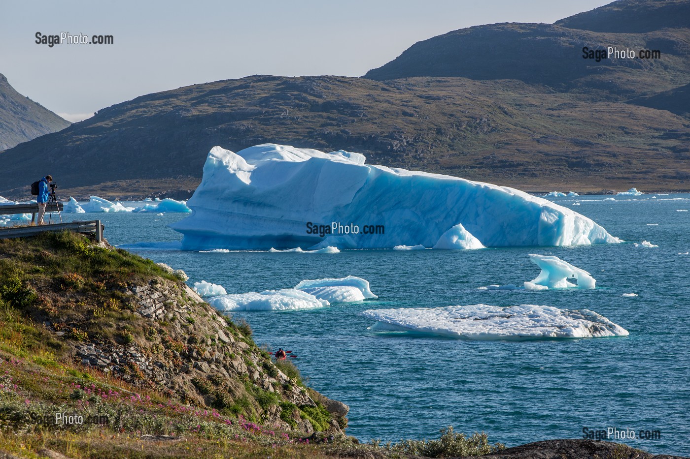 CAMERAMAN FILMANT LE SPECTACLE OFFERT PAR LES ICEBERGS FLOTTANT DANS LE FJORD DE LA BAIE DE NARSAQ, GROENLAND 