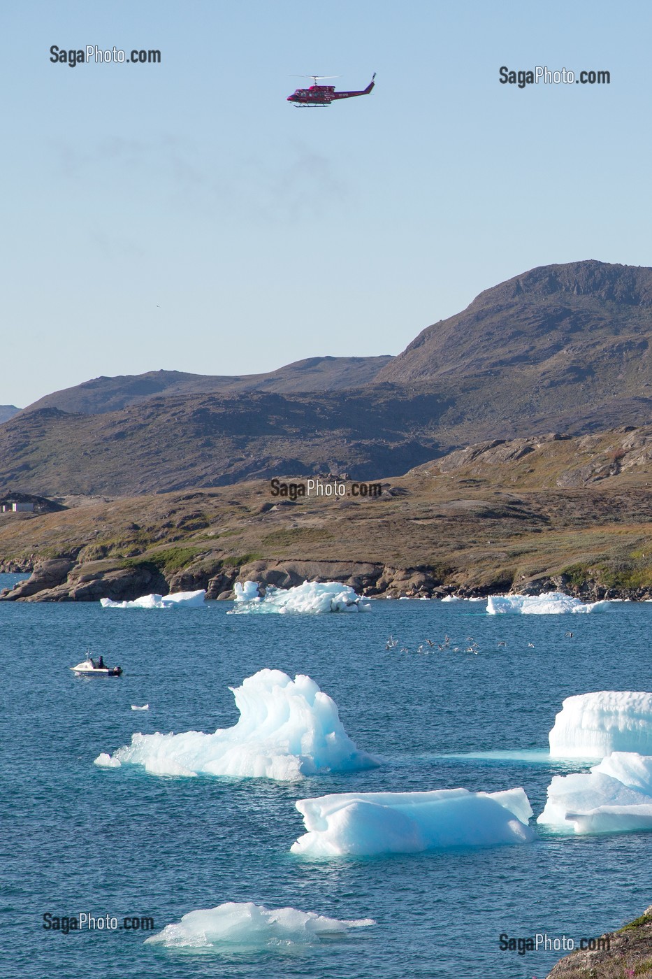 HELICOPTERE SURVOLANT LES ICEBERGS FLOTTANT DANS LE FJORD DE LA BAIE DE NARSAQ, GROENLAND 