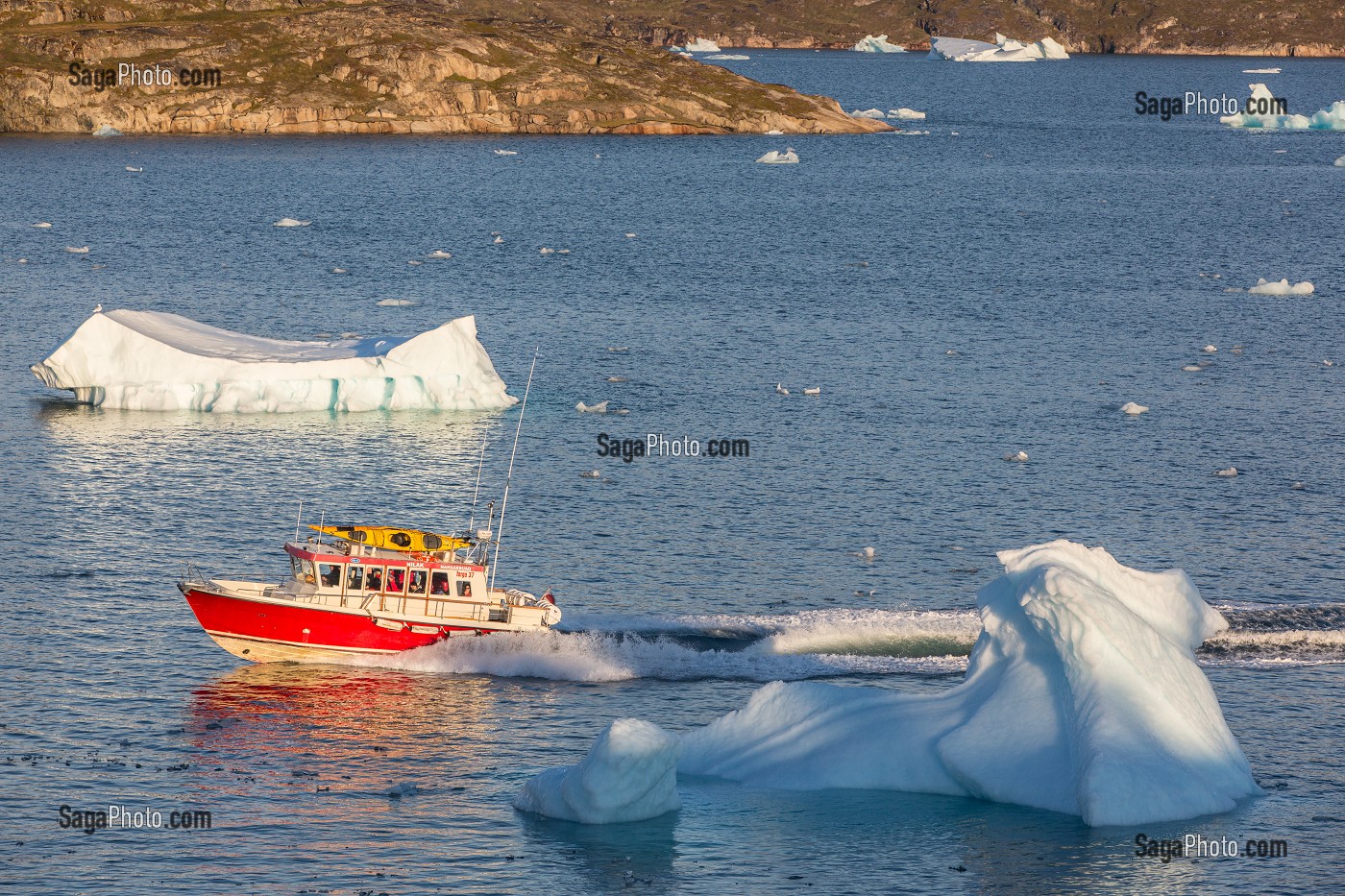 BATEAU TAXI, PAYSAGE POLAIRE AVEC LES ICEBERGS FLOTTANT DANS LE FJORD DE LA BAIE DE NARSAQ, GROENLAND 