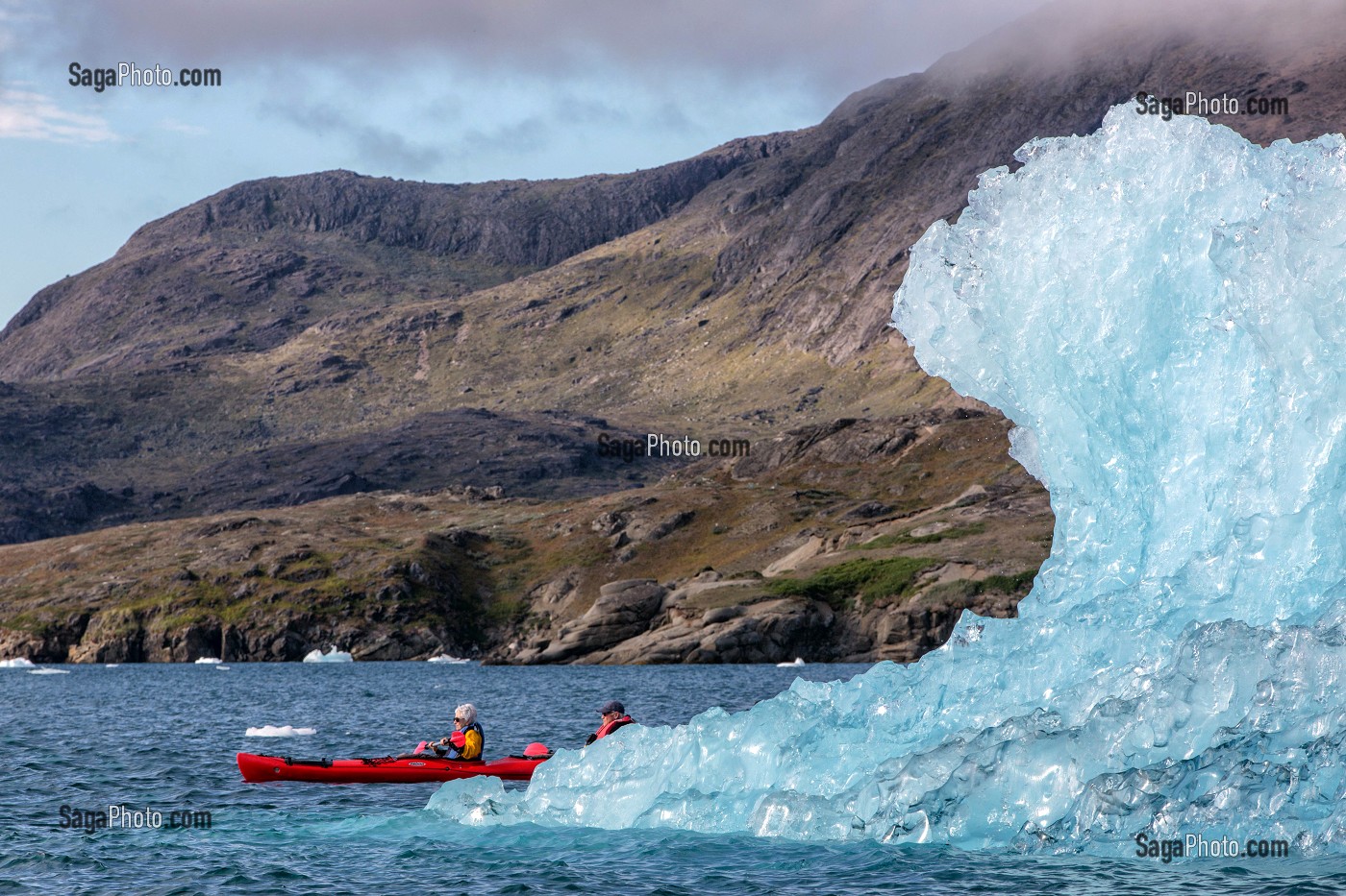 CANOE KAYAK AU MILIEU DES ICEBERGS DETACHES DU GLACIER, FJORD DE LA BAIE DE NARSAQ, GROENLAND 