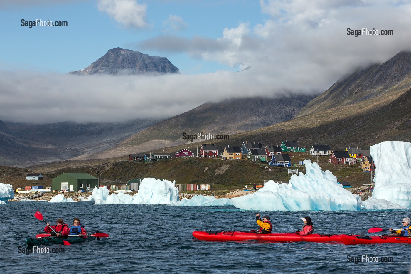 CANOE KAYAK AU MILIEU DES ICEBERGS DETACHES DU GLACIER, FJORD DE LA BAIE DE NARSAQ, GROENLAND 