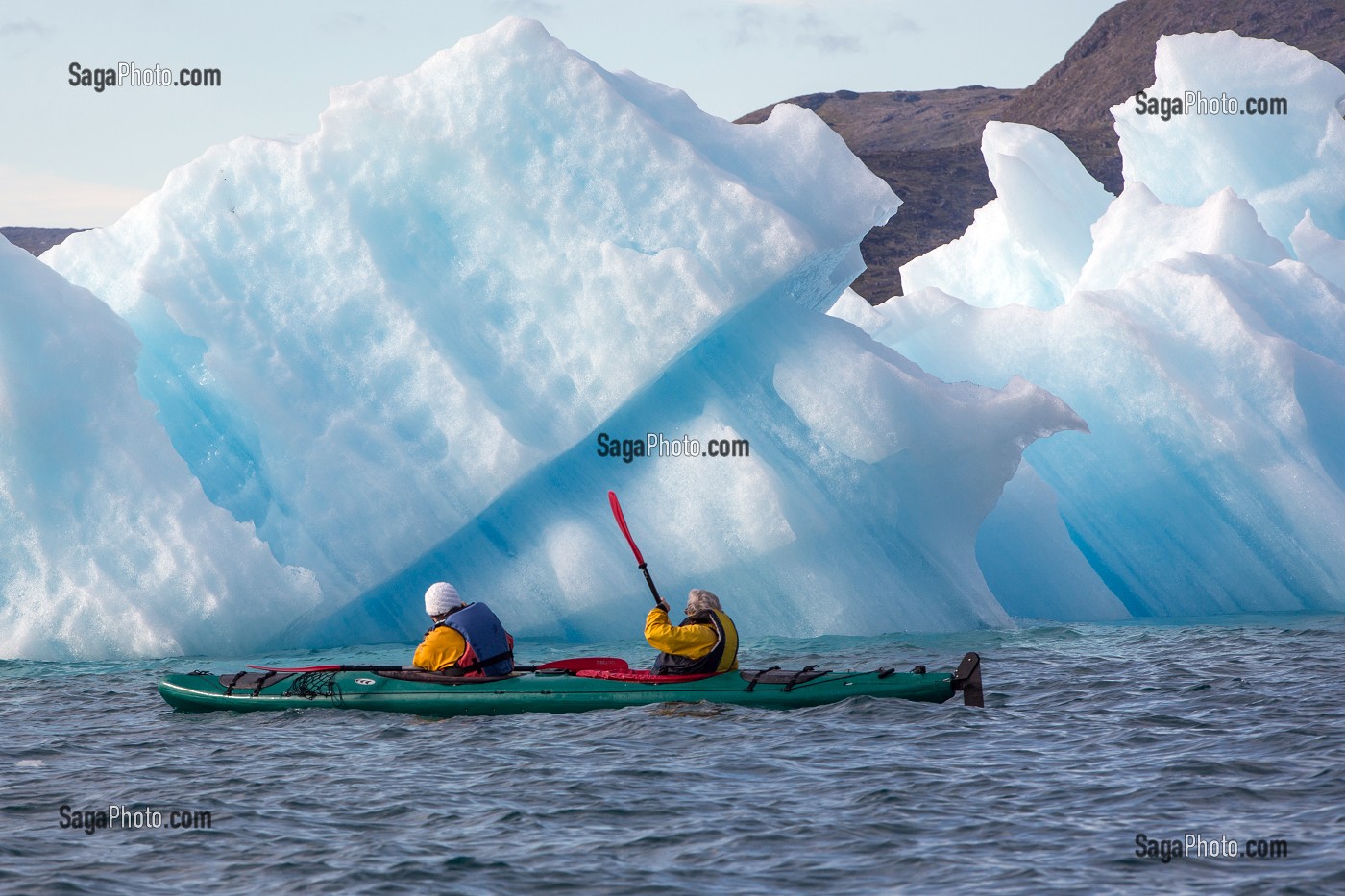 CANOE KAYAK AU MILIEU DES ICEBERGS DETACHES DU GLACIER, FJORD DE LA BAIE DE NARSAQ, GROENLAND 