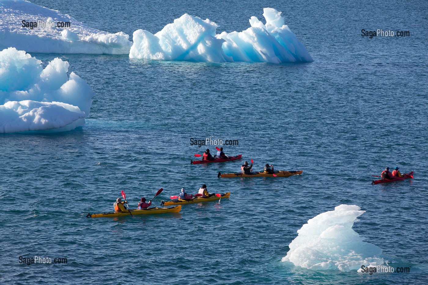 CANOE KAYAK AU MILIEU DES ICEBERGS DETACHES DU GLACIER, FJORD DE LA BAIE DE NARSAQ, GROENLAND 