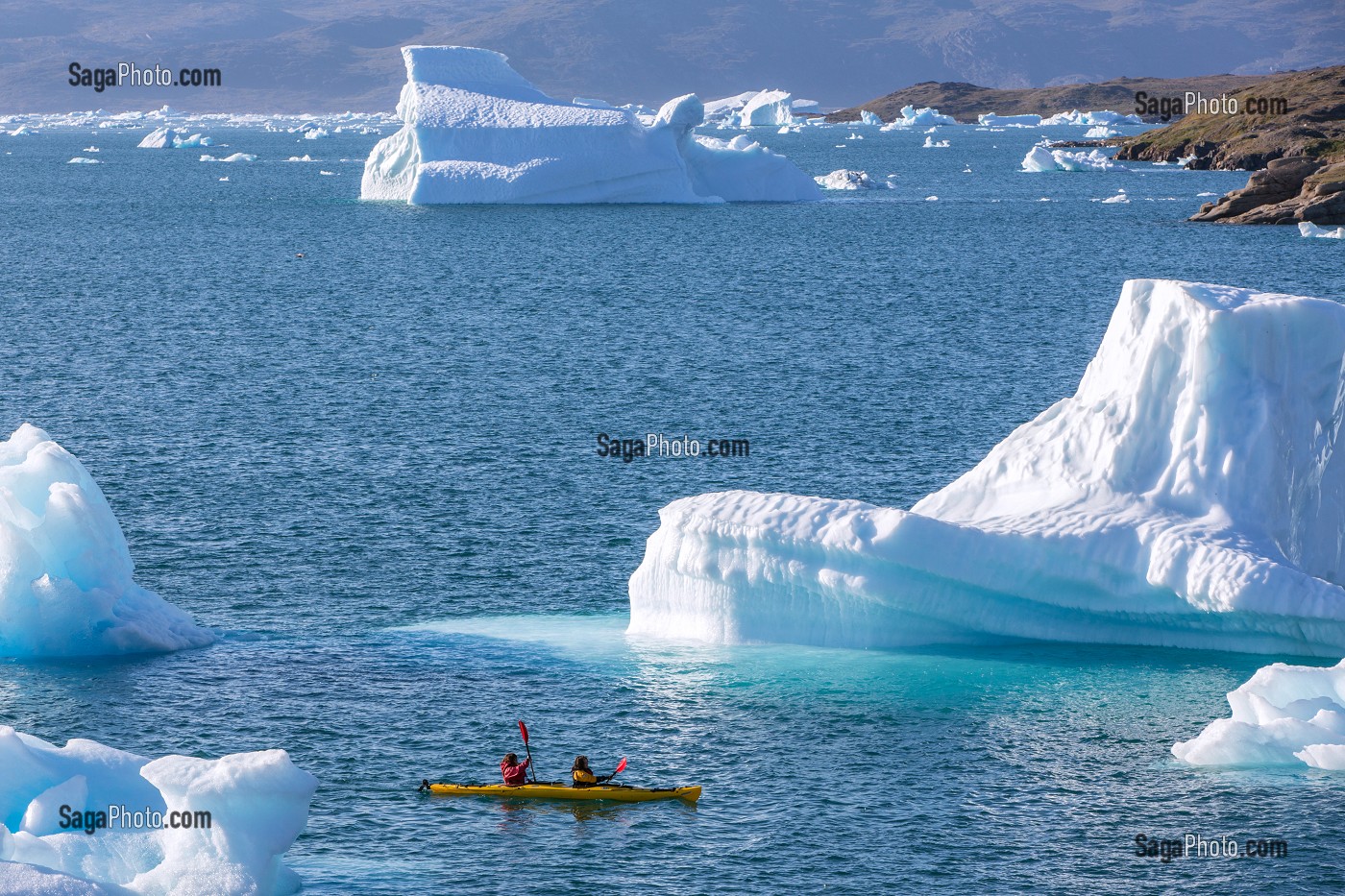 CANOE KAYAK AU MILIEU DES ICEBERGS DETACHES DU GLACIER, FJORD DE LA BAIE DE NARSAQ, GROENLAND 