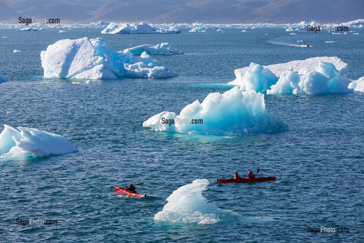 CANOE KAYAK AU MILIEU DES ICEBERGS DETACHES DU GLACIER, FJORD DE LA BAIE DE NARSAQ, GROENLAND 