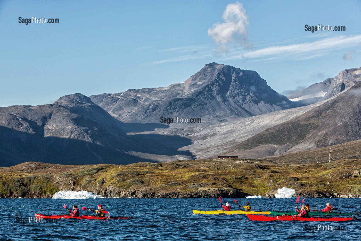 CANOE KAYAK AU MILIEU DES ICEBERGS DETACHES DU GLACIER, FJORD DE LA BAIE DE NARSAQ, GROENLAND 