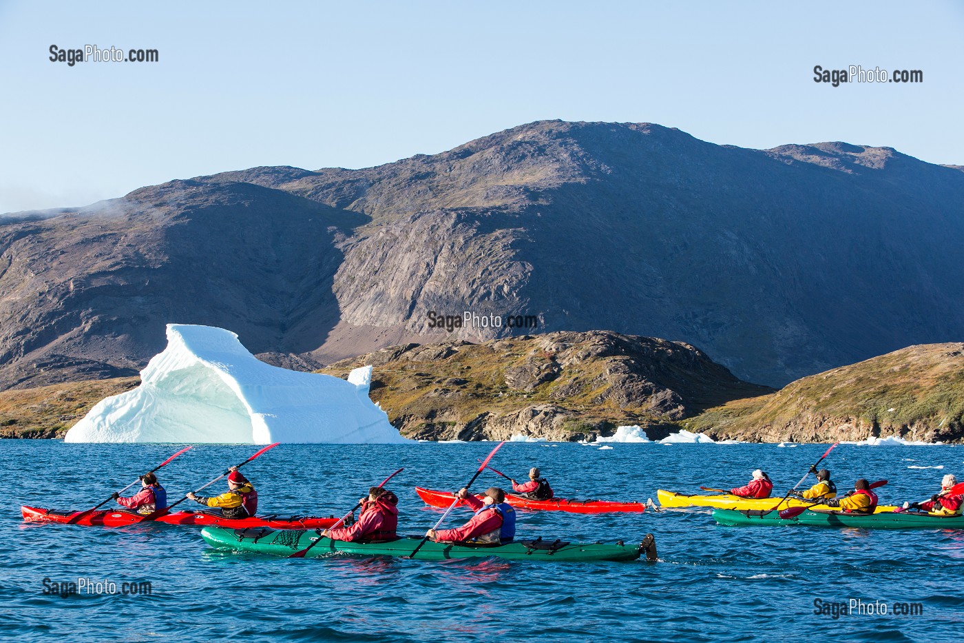 CANOE KAYAK AU MILIEU DES ICEBERGS DETACHES DU GLACIER, FJORD DE LA BAIE DE NARSAQ, GROENLAND 