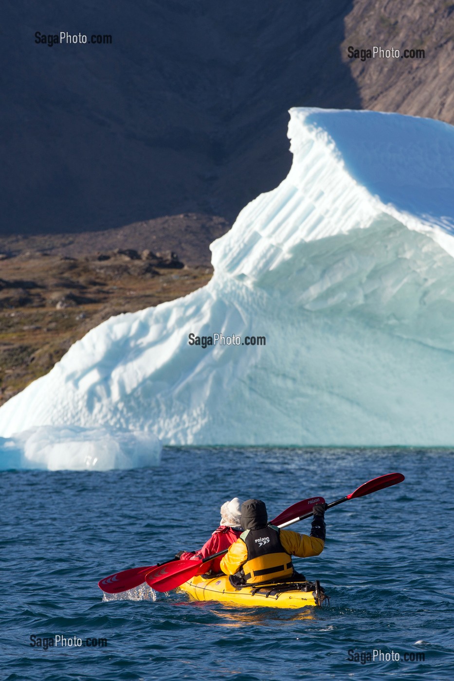 CANOE KAYAK AU MILIEU DES ICEBERGS DETACHES DU GLACIER, FJORD DE LA BAIE DE NARSAQ, GROENLAND 