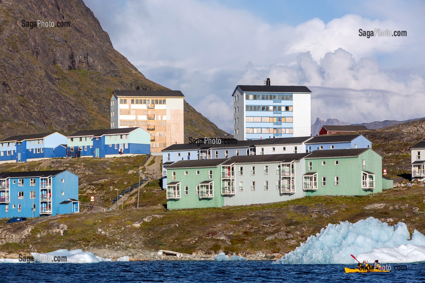 CANOE KAYAK AU MILIEU DES ICEBERGS DETACHES DU GLACIER, FJORD DE LA BAIE DE NARSAQ, GROENLAND 