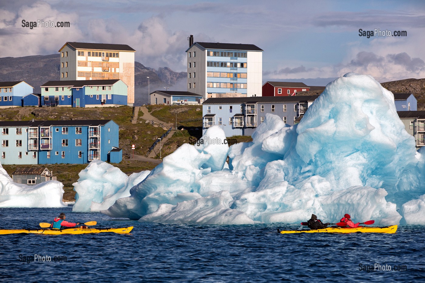 CANOE KAYAK AU MILIEU DES ICEBERGS DETACHES DU GLACIER, FJORD DE LA BAIE DE NARSAQ, GROENLAND 