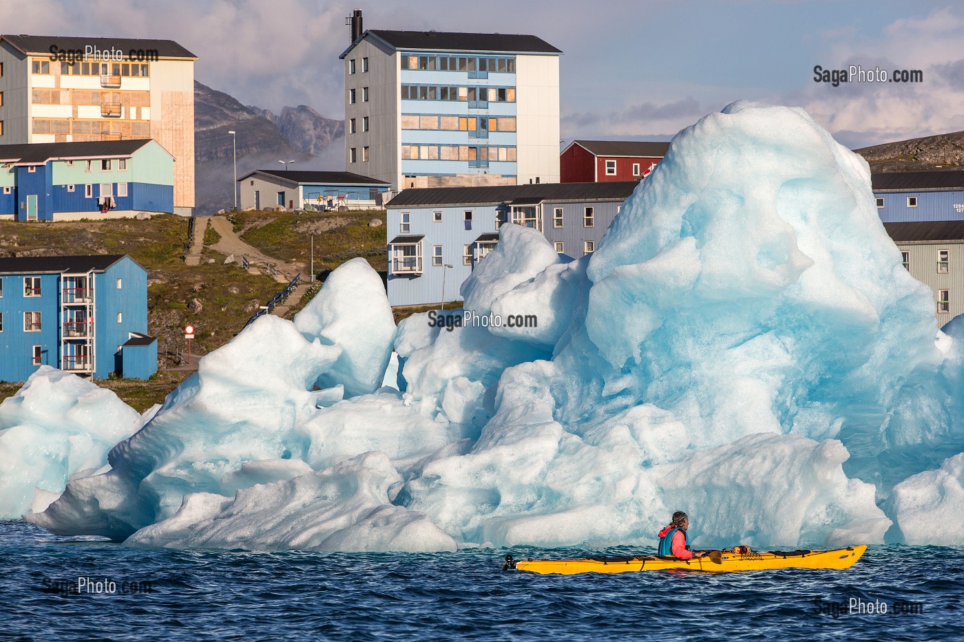 CANOE KAYAK AU MILIEU DES ICEBERGS DETACHES DU GLACIER, FJORD DE LA BAIE DE NARSAQ, GROENLAND 