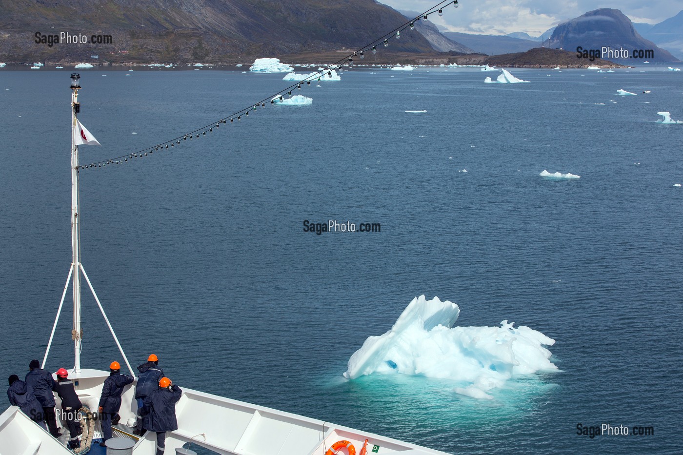 MARINS SUR LE PONT AVANT POUR LA SURVEILLANCE DE NAVIGATION AU MILIEU DES ICEBERGS, BATEAU DE CROISIERE ASTORIA, NARSAQ, GROENLAND 