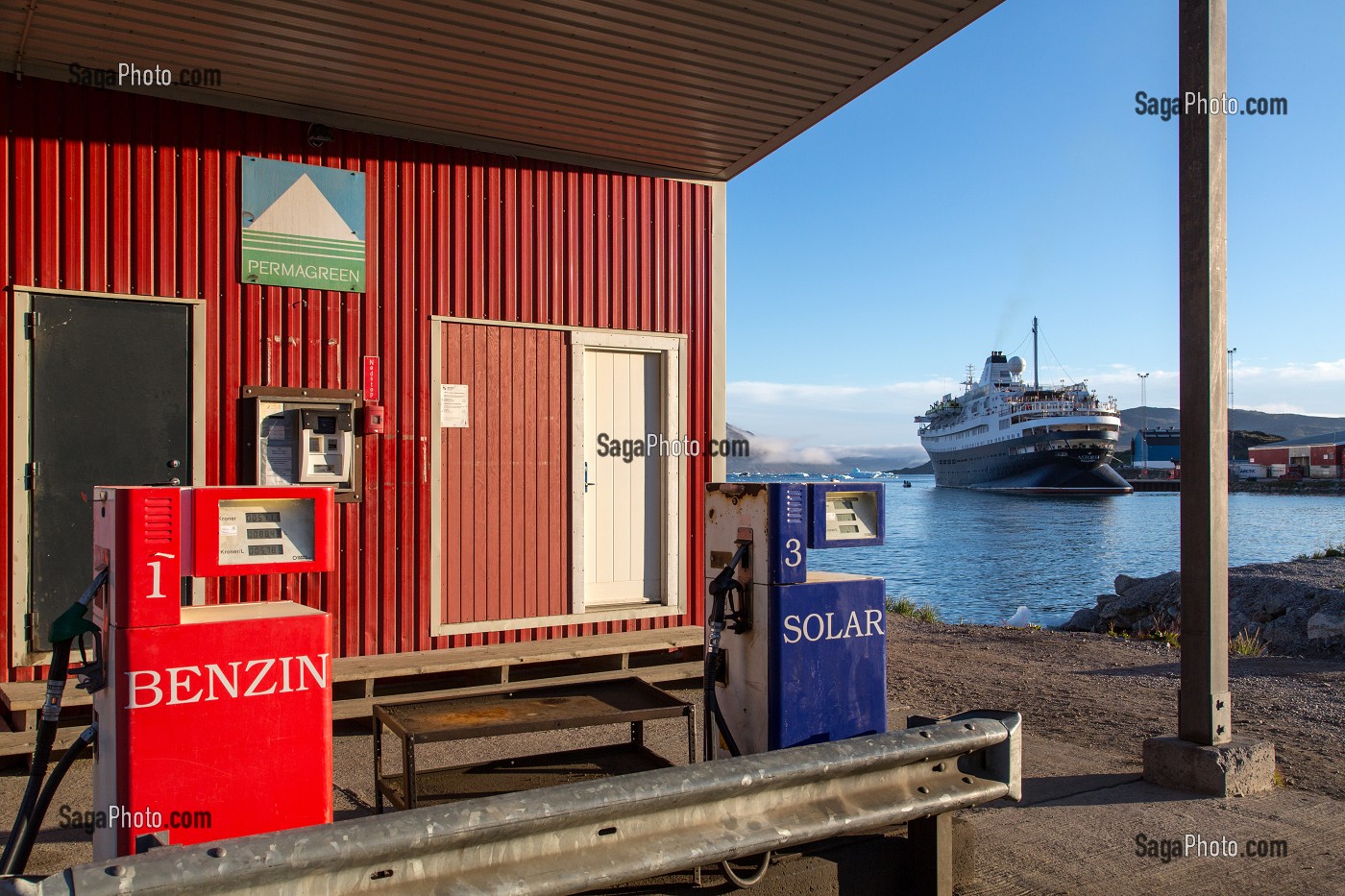 STATION DE CARBURANT SUR LE PORT, BATEAU DE CROISIERE ASTORIA, NARSAQ, GROENLAND 