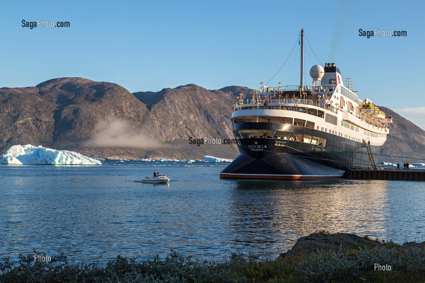 PAQUEBOT A QUAI DANS LE PORT ET LA VILLE, BATEAU DE CROISIERE ASTORIA, NARSAQ, GROENLAND 