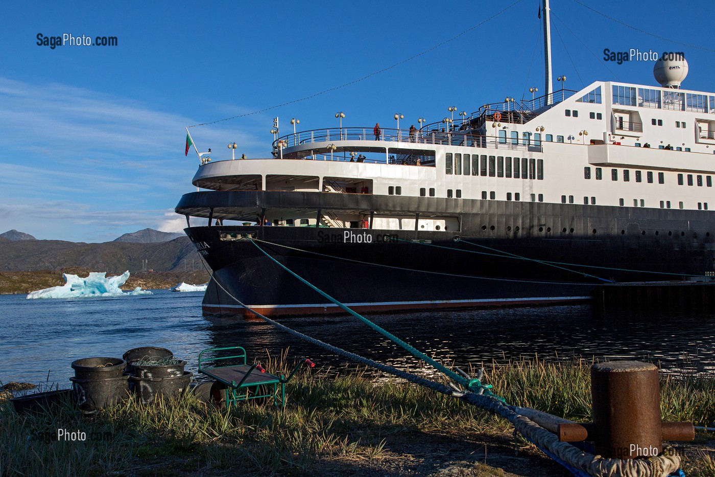 PAQUEBOT A QUAI DANS LE PORT ET LA VILLE, BATEAU DE CROISIERE ASTORIA, NARSAQ, GROENLAND 