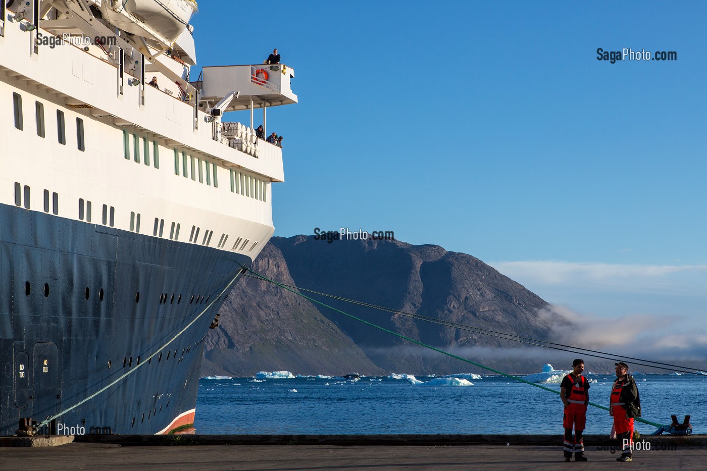 PAQUEBOT A QUAI DANS LE PORT, BATEAU DE CROISIERE ASTORIA, NARSAQ, GROENLAND 