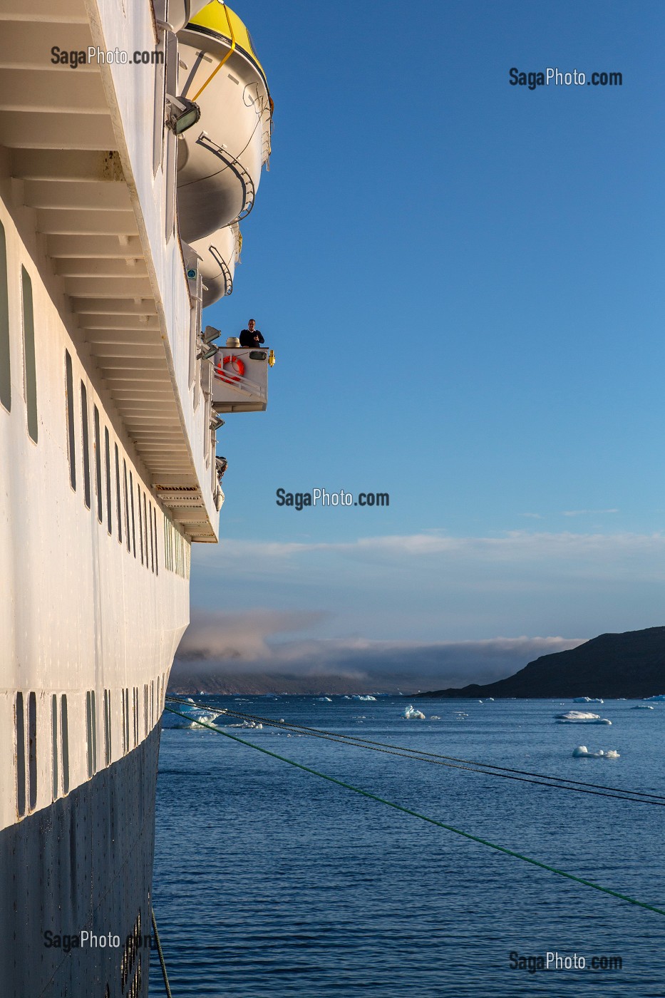 PAQUEBOT A QUAI DANS LE PORT, BATEAU DE CROISIERE ASTORIA, NARSAQ, GROENLAND 