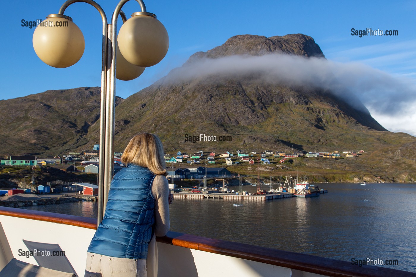 PASSAGER SUR LE PONT DEVANT LE PAYSAGE, PAQUEBOT A QUAI DANS LE PORT, BATEAU DE CROISIERE ASTORIA, NARSAQ, GROENLAND 