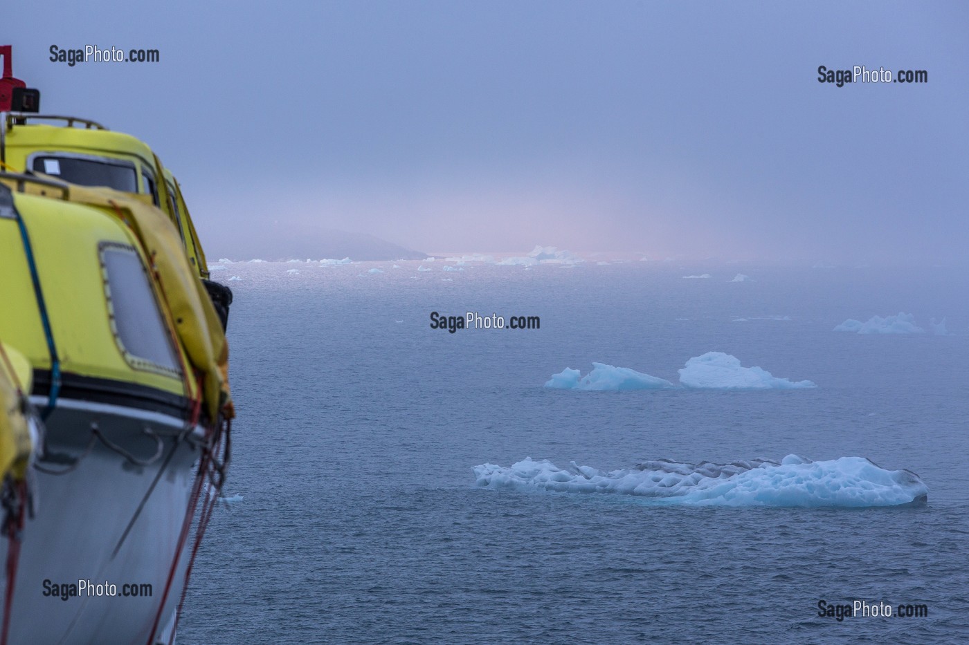 NAVIGATION DANS LE FJORD DANS LE BROULLARD AU MILIEU DES ICEBERGS, BATEAU DE CROISIERE ASTORIA, NARSAQ, GROENLAND 