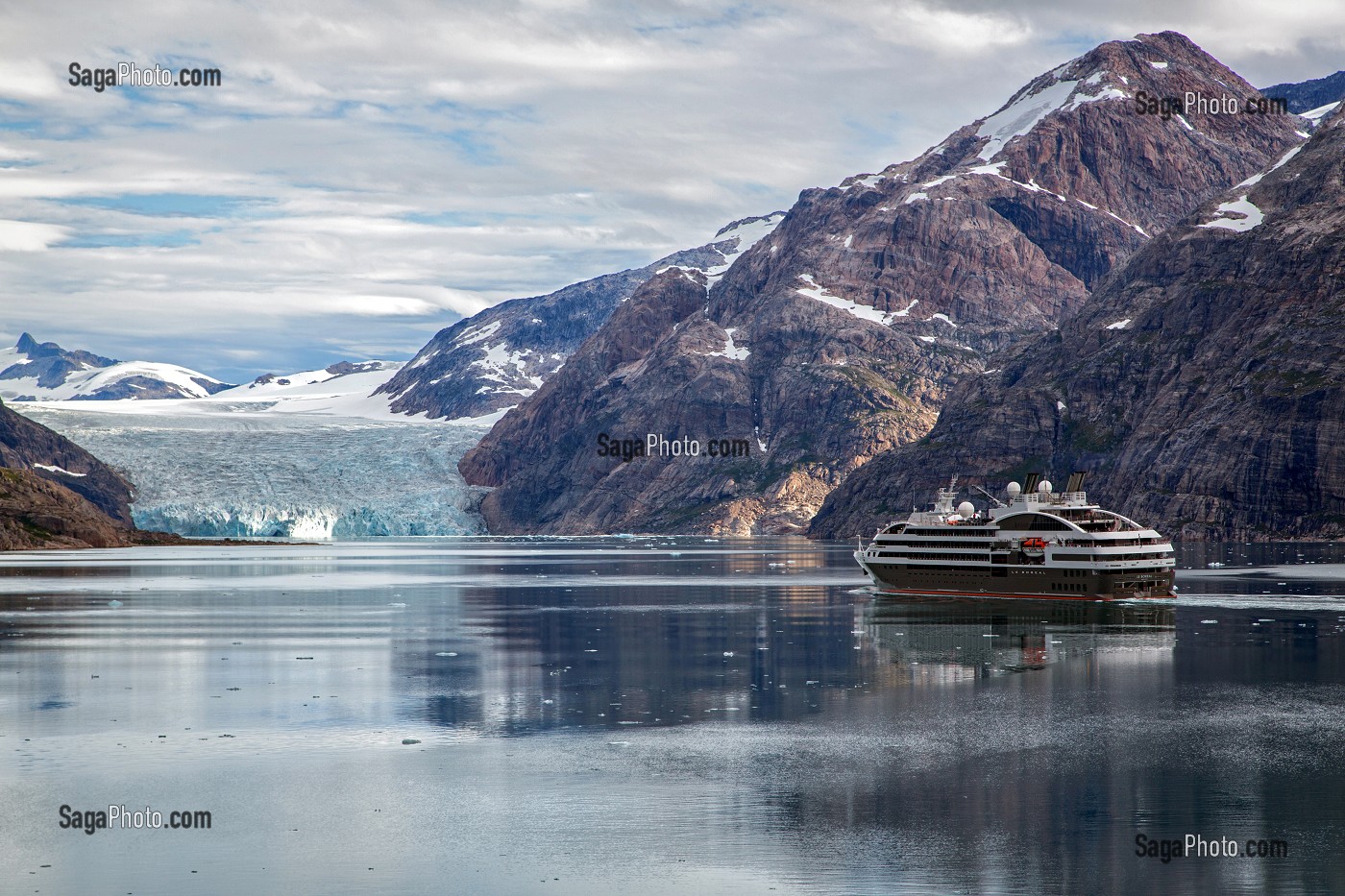 LE BOREAL, NAVIRE DE CROISIERE DE LA COMPAGNIE PONANT DEVANT UN GLACIER, FJORD DU DETROIT DE PRINCE CHRISTIAN SUND, GROENLAND 