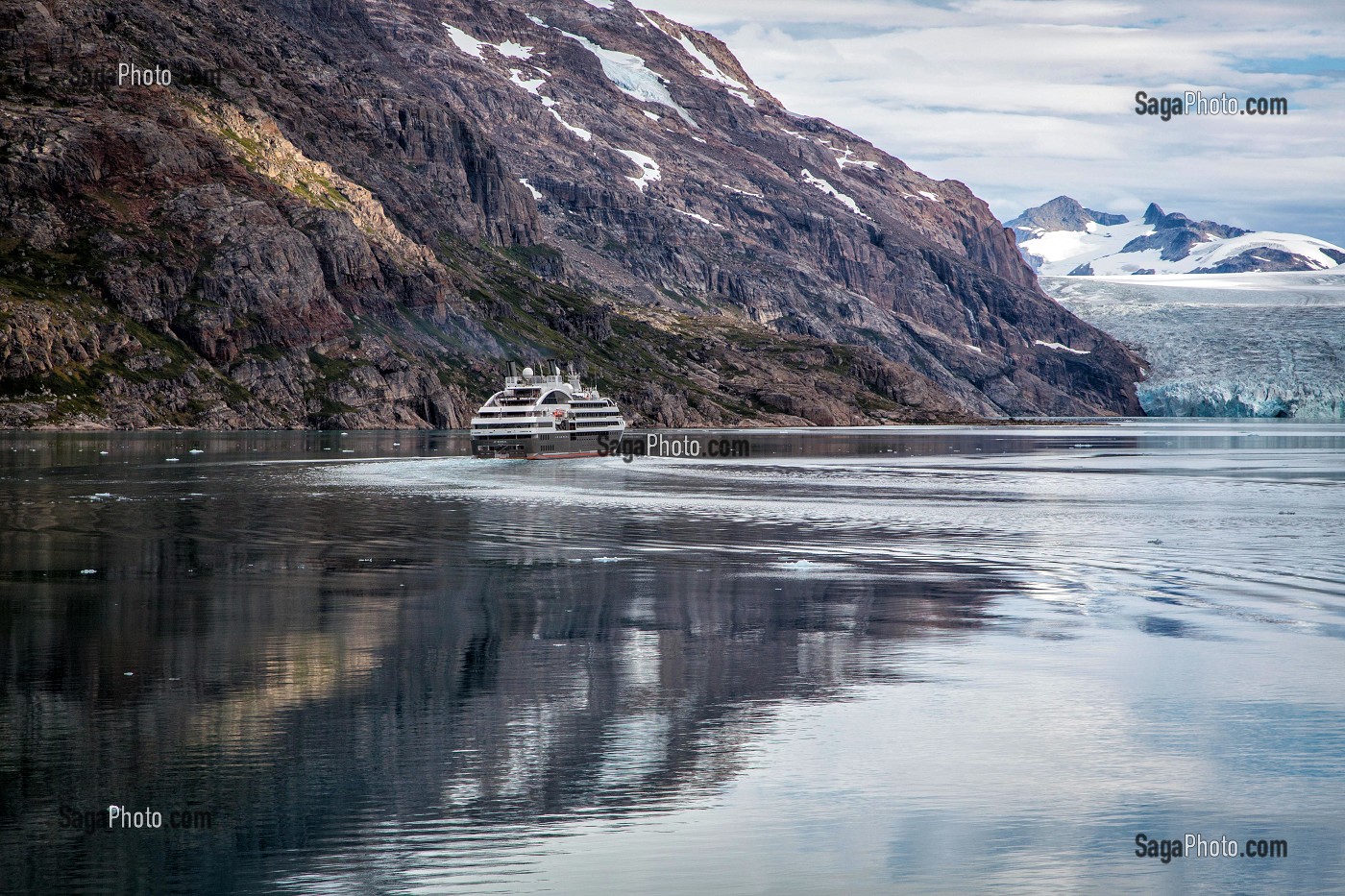 LE BOREAL, NAVIRE DE CROISIERE DE LA COMPAGNIE PONANT DEVANT UN GLACIER, FJORD DU DETROIT DE PRINCE CHRISTIAN SUND, GROENLAND 