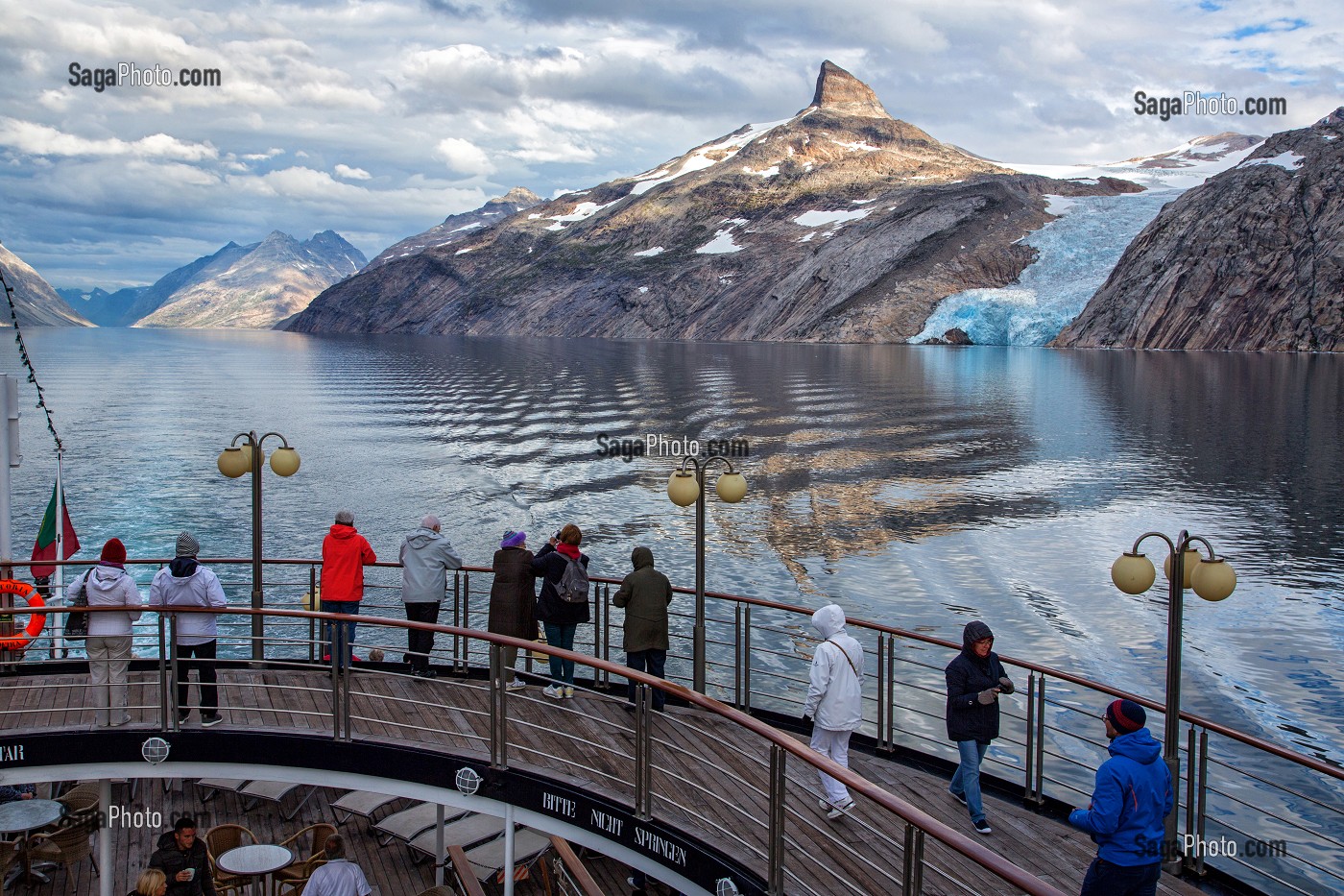 PASSAGERS SUR LE PONT DU PAQUEBOT POUR ADMIRER LE PAYSAGE, LANGUE GLACIAIRE DU GLACIER DE COULEUR BLEUE, BATEAU DE CROISIERE ASTORIA, FJORD DU DETROIT DE PRINCE CHRISTIAN SUND, GROENLAND 