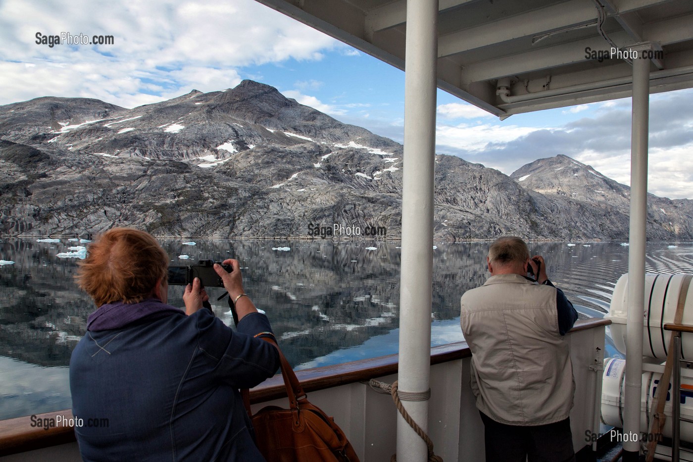 PASSAGERS SUR LE PONT DU PAQUEBOT POUR PHOTOGRAPHIER LE PAYSAGE, BATEAU DE CROISIERE ASTORIA, FJORD DU DETROIT DE PRINCE CHRISTIAN SUND, GROENLAND 